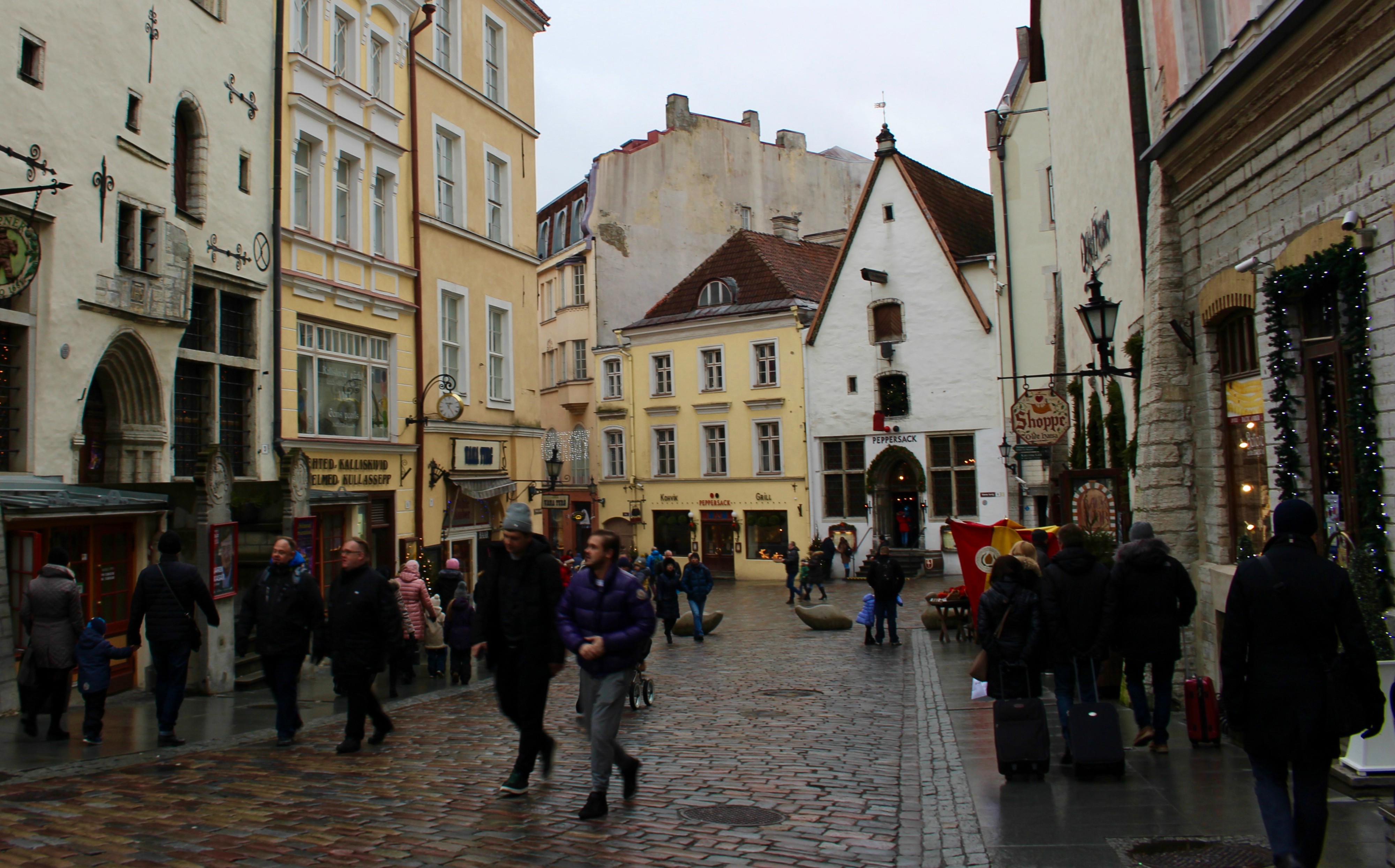 Der er masser af butikker og cafeer i den gamle bydel.