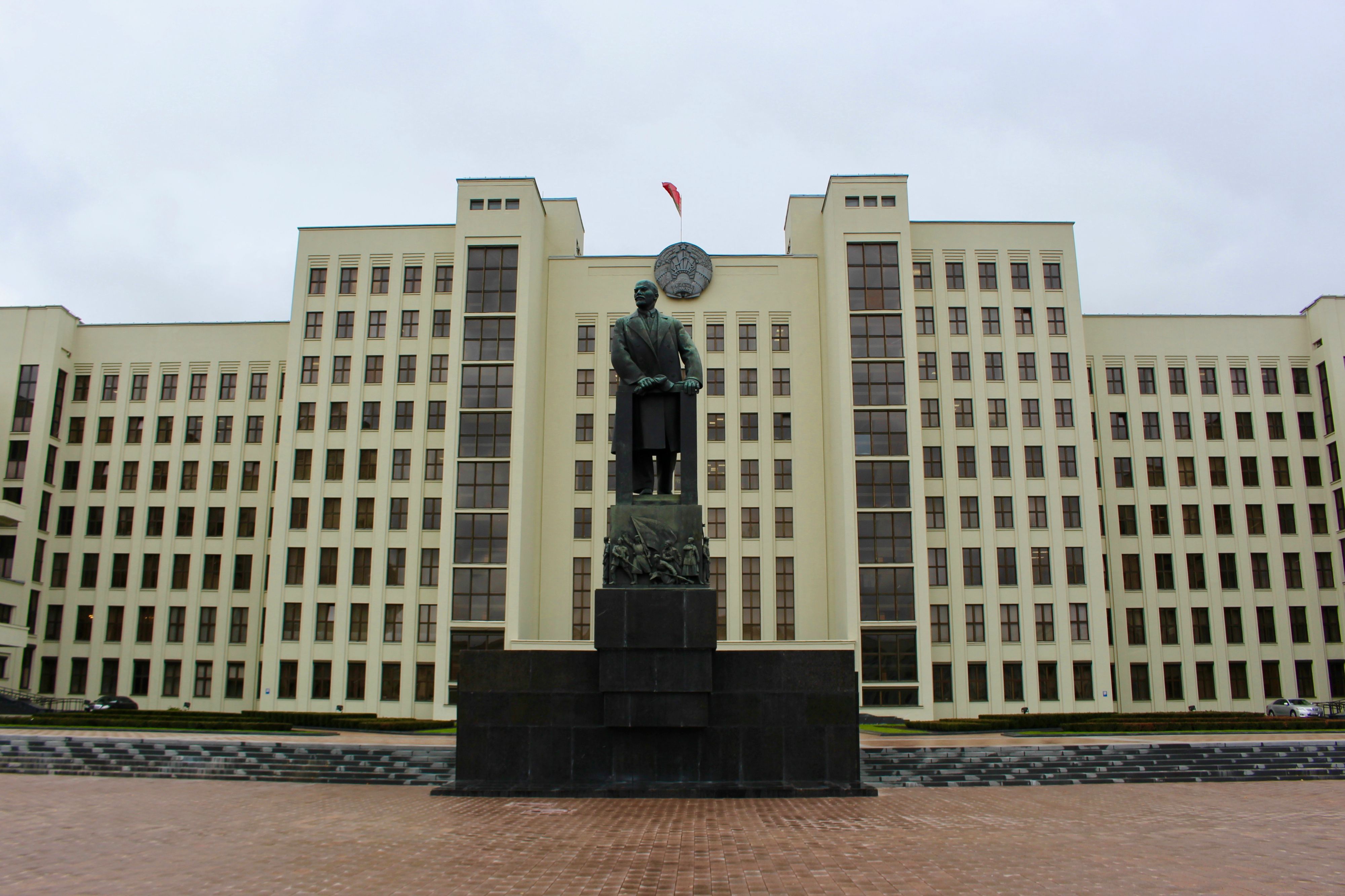 Kommunistisk arkitektur er der masser af i Minsk. Her med en Lenin statue foran.