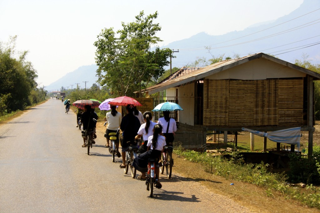 På cykel gennem udkants Laos.