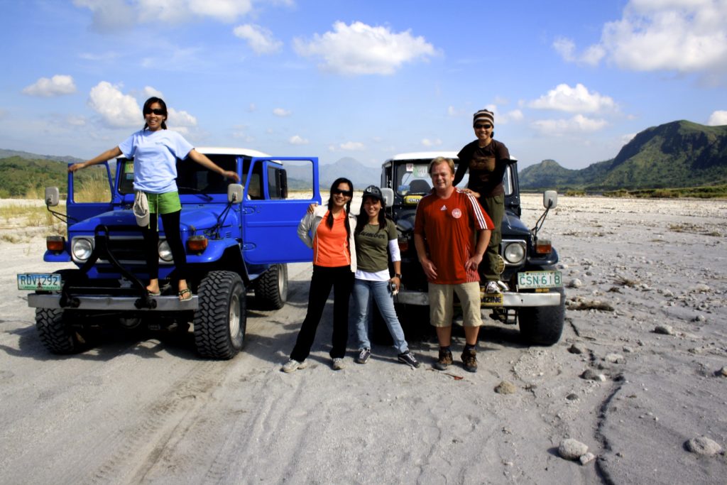 Vulkan trekking på Filippinerne med en flok lokale universitets ansatte.