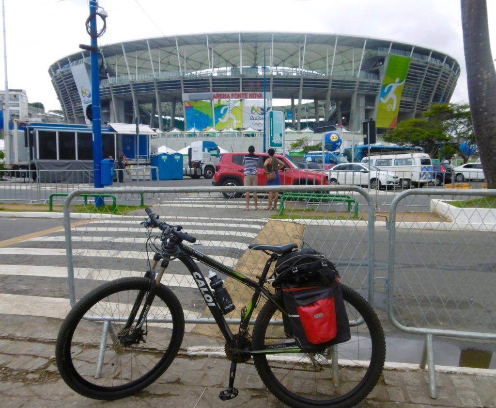 Min cykel foran Estadio Fonte Nova.