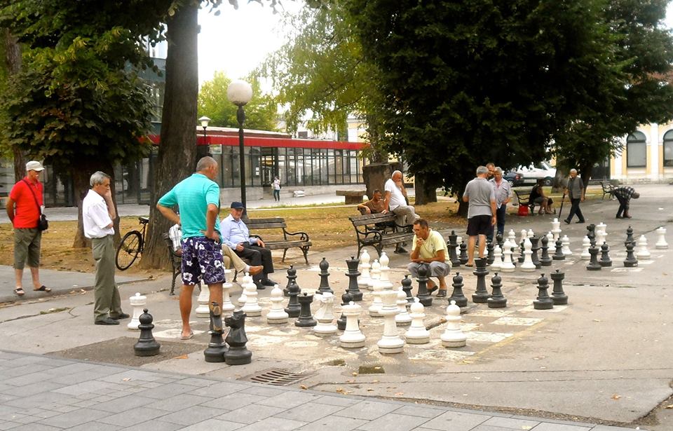 I Bosnien spiller man meget skak på de offentlige pladser.