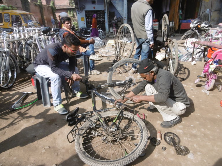 Cykel reparation i Indien.