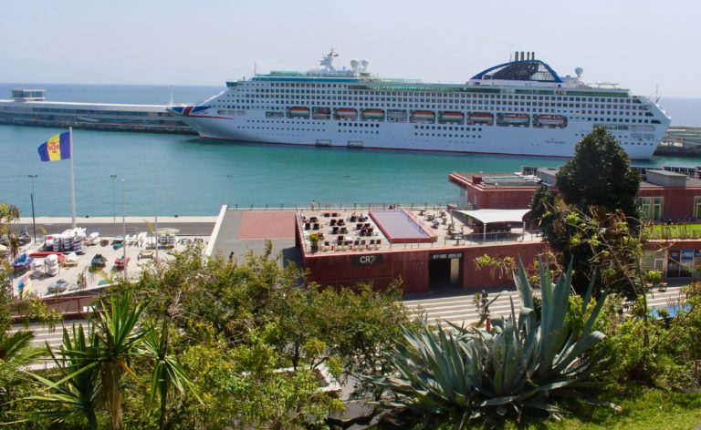 Hotellet ligger lige ved krydstogt havnen.